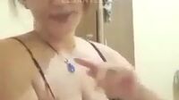 تسريب فيديو فضيحه مدام مصريه شمال مع عشيقها سهرانه معاه و يسجل لها عشان يفضحها و يبعت الفيديو لجوزها بزازها ملبن برا قميص النوم – سكس الظلام
