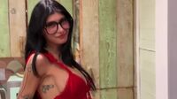 MIA KHALIFA – ONLYFANS – DESNUDA PREPARANDO SU ENSALADA EN STREAM