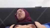 Video Bokep Syazwani Jilbab Masturbasi Berfantasi Di Kamar