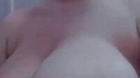 سكس كتكوتة عشرينية بس جسمها ميلفاوي يهيج الزب تصور نفسها سيلفي وهي تلعب في بزازها – سكس الظلام