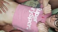 esta joven corre a casa con sus grandes amigos
