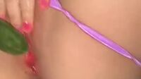 Danezepam chibola peruana masturbándose con su amiga con un pepino